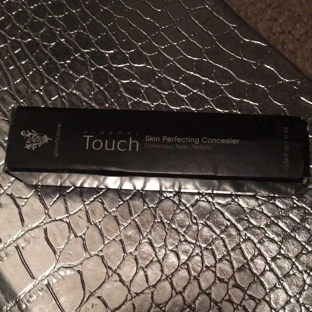 Younique Skin Perfecting Concealer-Organza
